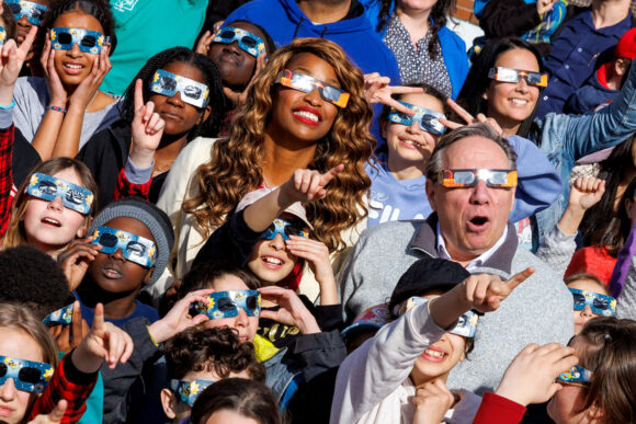 À Longueuil, de jeunes élèves de l’école George-Étienne-Cartier observent l’éclipse solaire totale en compagnie du premier ministre François Legault, et ce, malgré les recommandations émises dans les semaines précédentes de ne pas participer